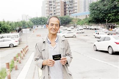69歲老人學(xué)車半年拿駕照 距離報名年限只差1年 69歲老人學(xué)車半年拿駕照 距離報名年限只差1年