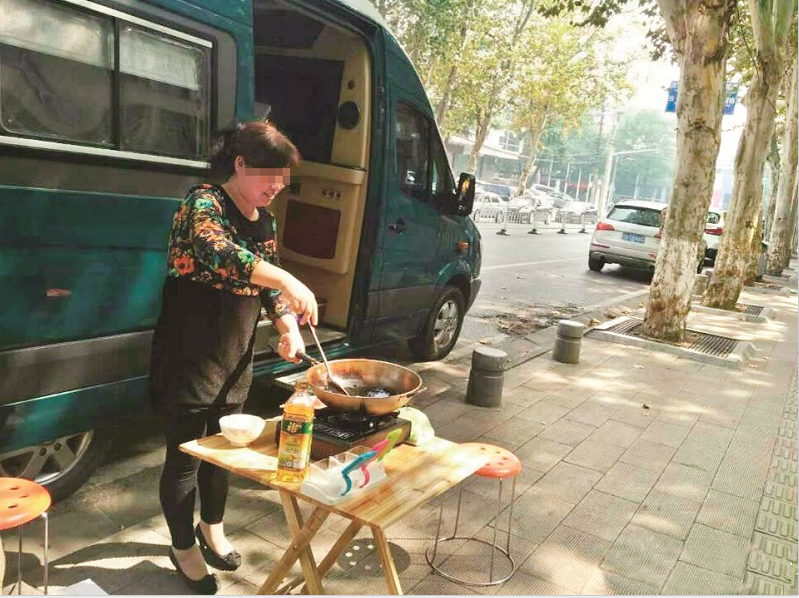 家長(zhǎng)派房車(chē)駐校保證孩子午休 保姆當(dāng)街炒菜做飯 家長(zhǎng)派房車(chē)駐校保證孩子午休 保姆當(dāng)街炒菜做飯