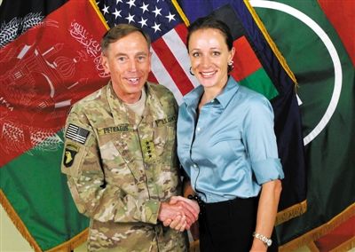 北約公布的一張彼得雷烏斯和布羅德韋爾握手的照片。