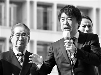 29日，日本著名極右翼分子石原慎太郎（左）和新生代右翼政客橋下徹在東京街頭演講拉票。
