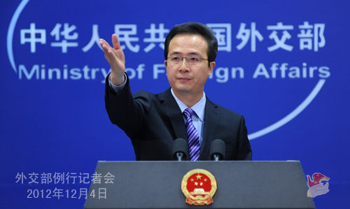 外交部發(fā)言人洪磊主持例行記者會。