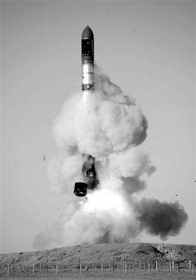 　2007年6月15日，俄羅斯在哈薩克斯坦的軍事場(chǎng)地試射一枚“RS-20”導(dǎo)彈。尚未有媒體公布新型固