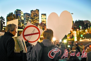 　14日，在美國首都華盛頓白宮外，民眾舉行燭光集會，悼念當(dāng)日康涅狄格州桑迪胡克小學(xué)槍擊案遇難者，呼吁