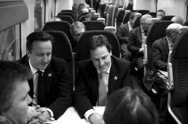 2012年1月9日，英國(guó)首相卡梅倫(左)與副首相克萊格(右)乘火車(chē)前去參加會(huì)議。
