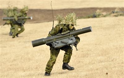 “作戰(zhàn)” 1月13日，日本自衛(wèi)隊一隊員在新年軍演中手持武器，發(fā)動進攻。媒體尚未公布1月22日的美日聯(lián)合軍演圖片。