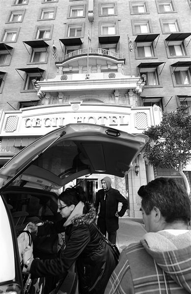 20日，美國(guó)洛杉磯，塞西爾酒店房客薩拜娜乘出租車離開(kāi)酒店。由于擔(dān)心水質(zhì)受到污染，目前已有27戶房客離開(kāi)塞西爾酒店。