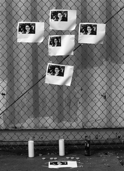 21日，美國洛杉磯，華裔女孩藍可兒遇害案件曝光后，一些人在塞西爾酒店附近擺放藍可兒的照片和蠟燭，紀念藍可兒。