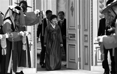 2月25日，韓國首爾，韓國首位女總統(tǒng)樸槿惠身著傳統(tǒng)韓服出席晚宴。