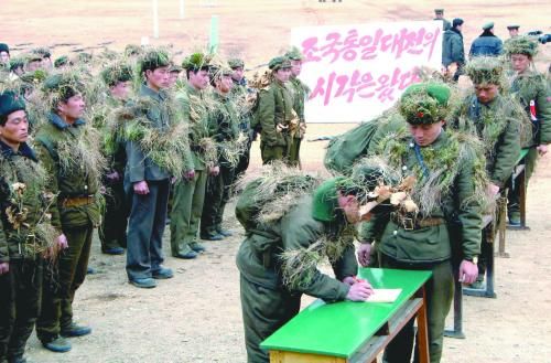 朝鮮中央通訊社13日公布的照片顯示，朝鮮工農(nóng)赤衛(wèi)隊員正在進行“戰(zhàn)前訓練”。