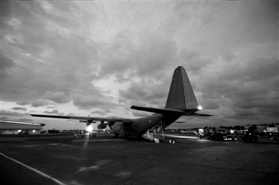 3月23日，中非共和國首都班吉，從加蓬首都利伯維爾出發(fā)的法國增援部隊(duì)共計(jì)200名士兵抵達(dá)班吉國際機(jī)場