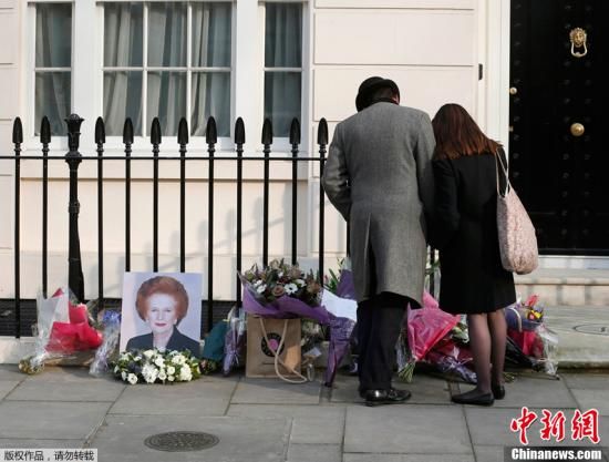 當?shù)貢r間2013年4月8日，英國倫敦，民眾在英國前首相撒切爾夫人位于倫敦的住所前進行悼念活動。