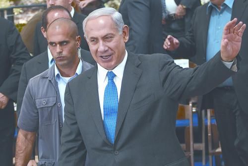 經(jīng)以總理內(nèi)塔尼亞胡主持的內(nèi)閣秘密會議決定，以空軍接連對敘利亞多處目標(biāo)實(shí)施空襲。圖為內(nèi)塔尼亞胡5日出席內(nèi)閣會議。