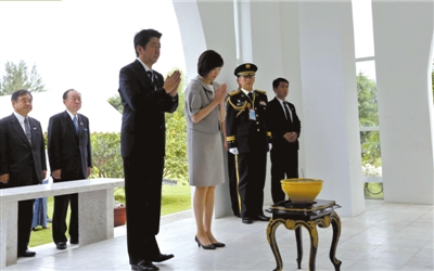 25日，緬甸仰光，安倍偕妻子參拜“二戰(zhàn)陣亡日軍墓”。圖/CFP