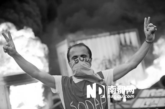 5月31日，土耳其示威者在伊斯坦布爾市中心的塔克西姆廣場抗議政府拆除加濟(jì)公園的計(jì)劃。