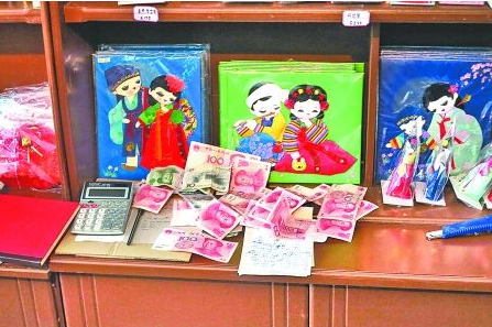 　　2012年6月21日，在朝鮮羅先特別市的一家商店里，柜臺(tái)上散落著一些人民幣。在朝鮮，人民幣比本國(guó)