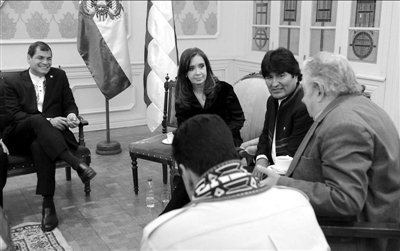 7月4日，科雷亞、克里斯蒂娜、莫拉萊斯、穆?？榜R杜羅（左起順時針方向）參加會議。新華社發(fā)