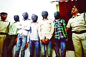 印度一個(gè)特別法庭20日宣布，判處卷入瑞士女游客遭輪奸案的6名男子終身監(jiān)禁。檢方對(duì)判決結(jié)果感到滿意，但表示不排除被告上訴可能。