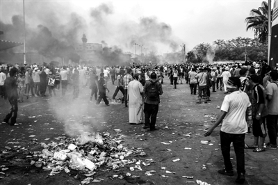 7月27日，在埃及首都開羅，穆爾西支持者同防暴警察發(fā)生沖突。新華社發(fā)