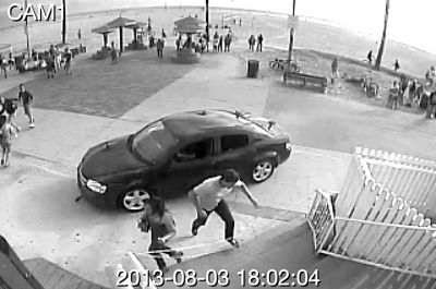 監(jiān)控錄像截屏圖：3日，美國洛杉磯市，一輛汽車沖進威尼斯海灘棧道上的人群。圖/東方IC