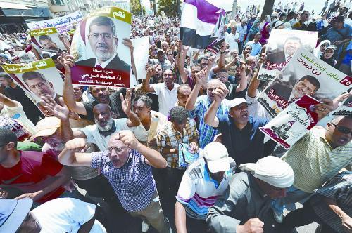 16日，穆爾西的支持者進(jìn)行“憤怒的星期五”大游行，抗議軍方清場(chǎng)行動(dòng)造成嚴(yán)重人員傷亡。
