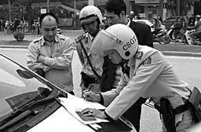 越南交警在開罰單。