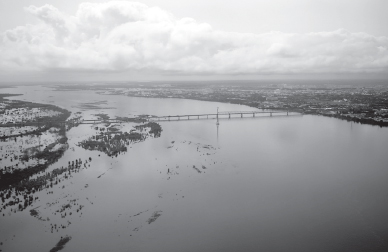據(jù)目前估計，俄遠東地區(qū)因洪災(zāi)造成的損失超過100億盧布。