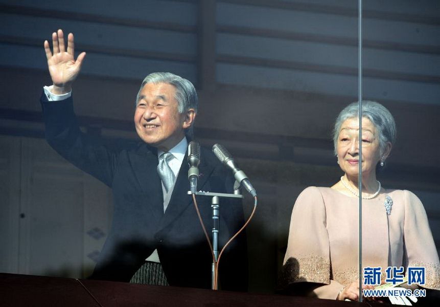 當?shù)貢r間12月23日，在位于日本東京的皇宮，日本明仁天皇向民眾致意。