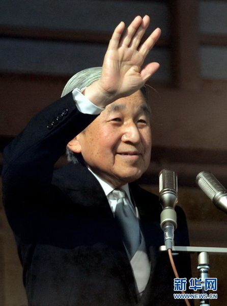 當?shù)貢r間12月23日，在位于日本東京的皇宮，日本明仁天皇向民眾致意。