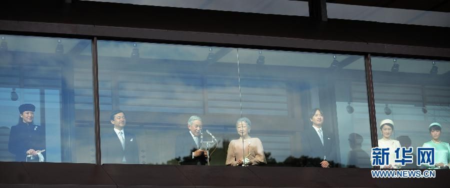 當?shù)貢r間12月23日，在位于日本東京的皇宮，日本明仁天皇在皇族的陪同下發(fā)表生日感言。