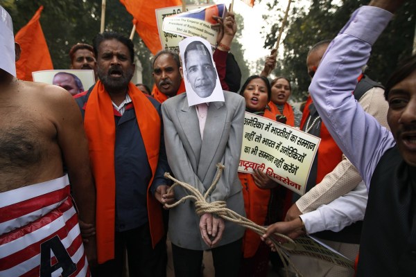 印度新德里民眾憤而示威抗議。