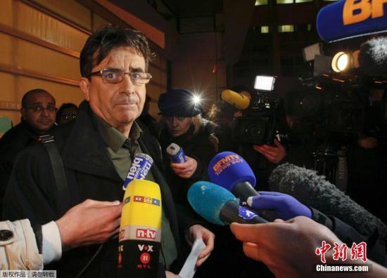 圖為醫(yī)院發(fā)言人接受采訪。