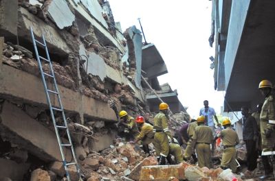 4日，印度卡納科納，救援人員正在搜尋被掩埋的幸存者和遇難者遺體。圖/東方IC