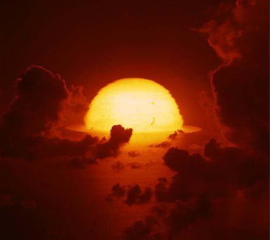 1961年，南太平洋上空，氫彈爆炸后的大火球開始擴散。