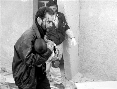 霍金談?wù)?從宇宙“看”敘內(nèi)戰(zhàn)(組圖) 霍金談?wù)?從宇宙“看”敘內(nèi)戰(zhàn)(組圖)