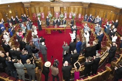 29日，倫敦，一對同性伴侶舉行結(jié)婚儀式。