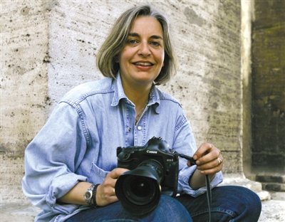 4日，安雅·尼德林豪斯在報道阿富汗大選期間被槍殺。