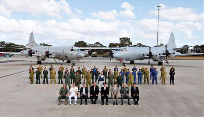 4月29日，參與搜尋馬航失聯(lián)客機(jī)的多國軍人和軍機(jī)在珀斯皮爾斯空軍基地合影。5月1日，馬航宣布搜尋進(jìn)入新階段，重點(diǎn)將借助不同技術(shù)擴(kuò)大海底搜尋。