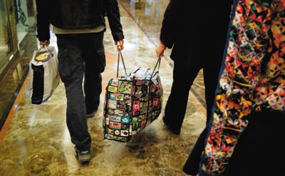 5月2日，馬航乘客家屬離開麗都飯店。當(dāng)日，麗都飯店二層家屬區(qū)正式關(guān)閉，大部分家屬返鄉(xiāng)。