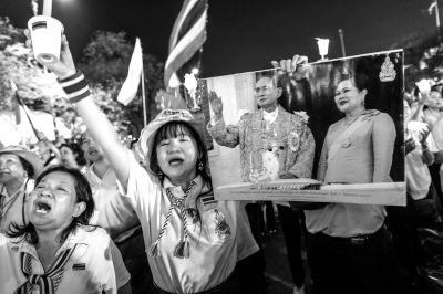 5日，泰國巴蜀府海濱度假勝地華欣，數(shù)萬民眾身穿國王的代表色“黃色”T恤，自發(fā)上街，口喊“國王萬歲”的口號。