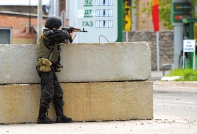 　5日，在烏東部城市斯拉維揚斯克附近，一名烏克蘭士兵守衛(wèi)一處檢查站。