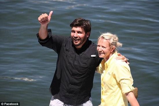 抵達(dá)邁阿密時(shí)，曼瑟驕傲地豎起了大拇指。