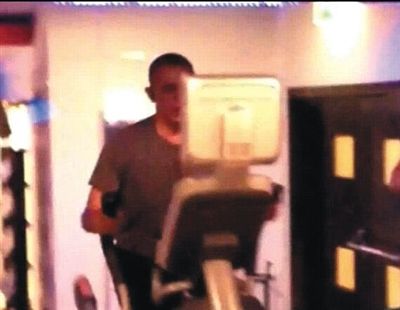 酒店健身中心，橢圓機(jī)上鍛煉的奧巴馬。