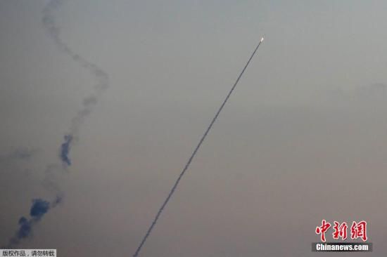 當(dāng)?shù)貢r(shí)間2014年7月13日，以色列斯德洛特，從加沙地帶飛往以色列境內(nèi)的導(dǎo)彈劃破夜空。