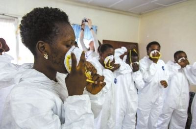 9月18日，塞拉利昂護(hù)士接受使用埃博拉防護(hù)裝備培訓(xùn)。新華社發(fā)