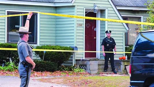 8日，紐約州當?shù)鼐旆怄i案發(fā)現(xiàn)場。