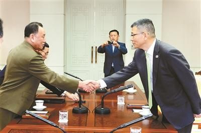 10月15日，韓國國防部國防政策室室長柳濟升和朝鮮人民武裝力量部偵查總局局長金英哲分別率團出席板門店