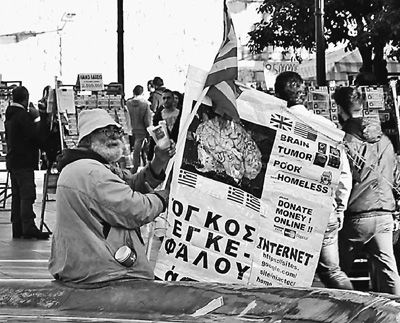 自債務(wù)危機(jī)爆發(fā)以來(lái)，希臘承諾實(shí)施以減薪、增稅、裁員和私有化為主要內(nèi)容的緊縮和改革政策。一系列的緊縮措施使民眾生活受到嚴(yán)重影響，約1/4的家庭陷入貧困。圖為今年1月希臘大選期間，在雅典市中心國(guó)會(huì)大廈前廣場(chǎng)乞討的老人。