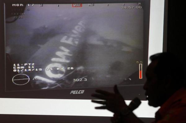 這是1月14日新加坡國(guó)防部長(zhǎng)黃永宏在其社交網(wǎng)站上傳的亞航失事航班QZ8501機(jī)身照片。