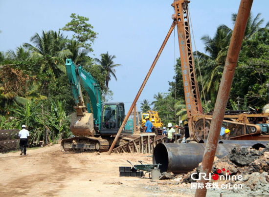 　斯里蘭卡南部鐵路項目施工現(xiàn)場。一臺打樁機(jī)正在進(jìn)行鐵路橋橋墩作業(yè)。(攝影：孫洋)