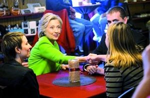 在宣傳片中，希拉里熱情地與三名“普通美國人”交談。